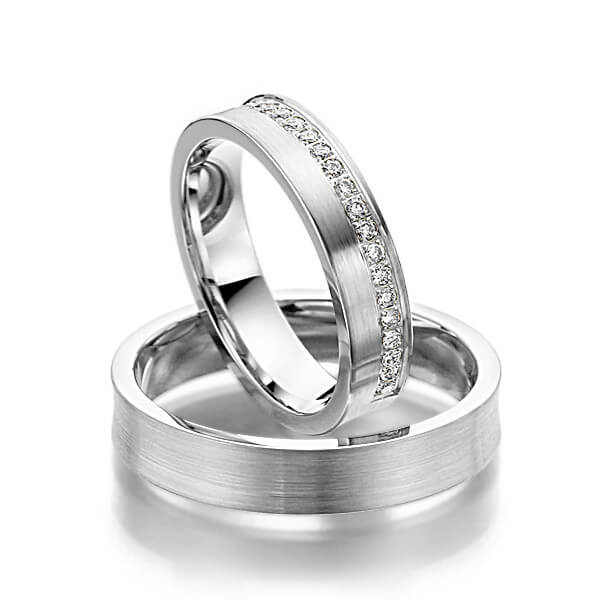 Set klassieke Memoire-trouwringen in witgoud 14 kt. half gezet met in totaal 0,23 ct. Briljant tw/si van Steinberg