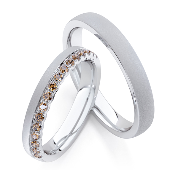 Set Klassieke Memoire-trouwringen in witgoud 14 kt. half gezet met in totaal 0,32 ct. Cognac van Steinberg
