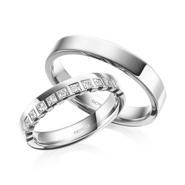 Set klassieke Memoire-trouwringen in witgoud 14 kt. half gezet met in totaal 0,36 ct. tw,vs van acredo