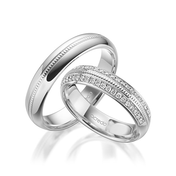 Set Klassieke Memoire-trouwringen in witgoud 14 kt. half gezet met in totaal 0,384 ct. Briljant tw/si van acredo Set Klassieke Memoire-trouwringen in witgoud 14 kt. half gezet met in totaal 0,384 ct. Briljant tw/si van acredo