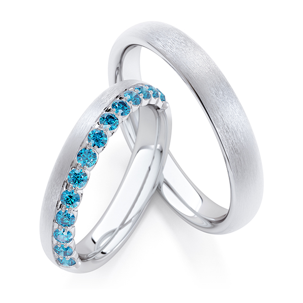 Set Klassieke Memoire-trouwringen in witgoud 14 kt. half gezet met in totaal 0,39 ct. skyblue van Steinberg