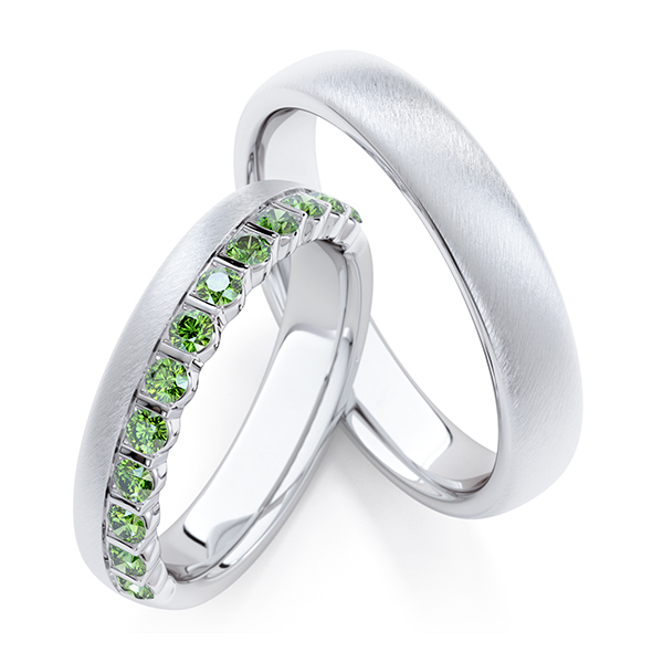 Set Klassieke Memoire-trouwringen in witgoud 14 kt. half gezet met in totaal 0,56 ct. Apple Green van Steinberg
