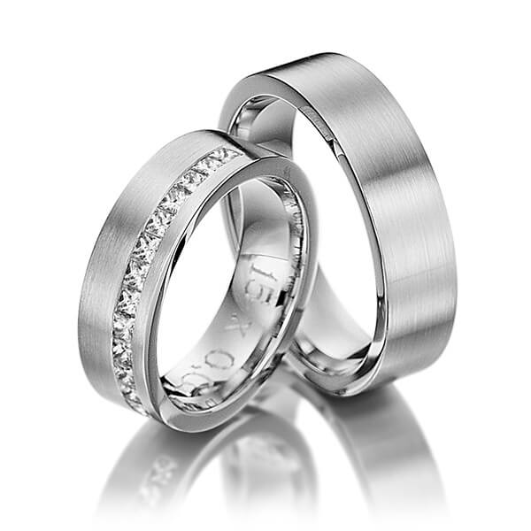 Set klassieke Memoire-trouwringen in witgoud 14 kt. half gezet met in totaal 0,68 ct. Princess-Diamant tw/si van Steinberg