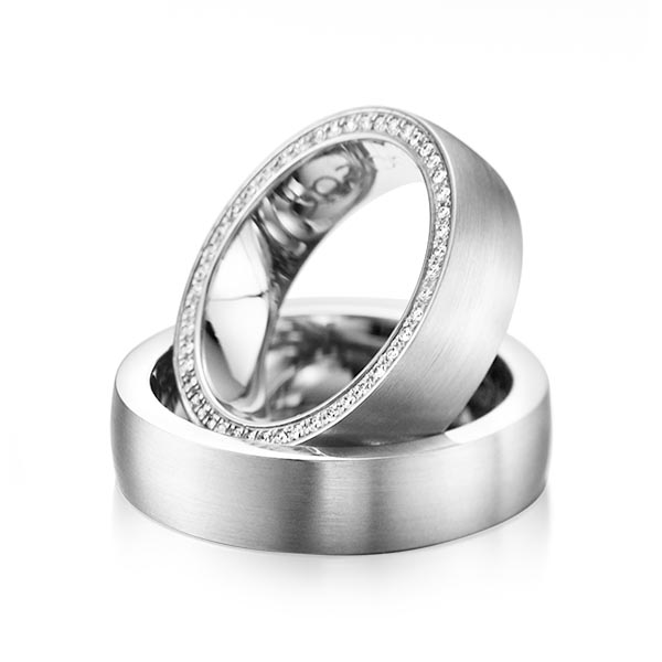 Set klassieke Memoire-trouwringen in witgoud 14 kt. volledig gezet met in totaal 0,255 ct. Briljant tw/si van acredo