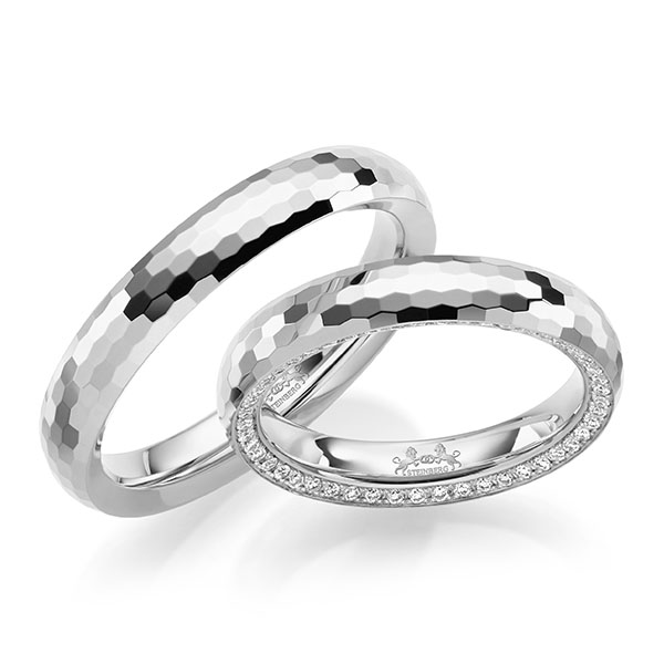 Set klassieke Memoire-trouwringen in witgoud 14 kt. volledig gezet met in totaal 0,265 ct. Briljant tw/si van Steinberg