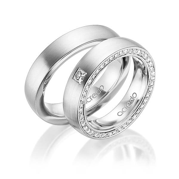 Set klassieke Memoire-trouwringen in witgoud 14 kt. volledig gezet met in totaal 0,345 ct. Briljant & Princess-Diamant tw/si tw,vs van acredo
