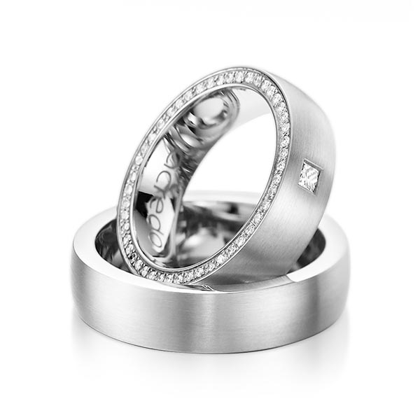 Set klassieke Memoire-trouwringen in witgoud 14 kt. volledig gezet met in totaal 0,365 ct. Briljant & Princess-Diamant tw/si van acredo