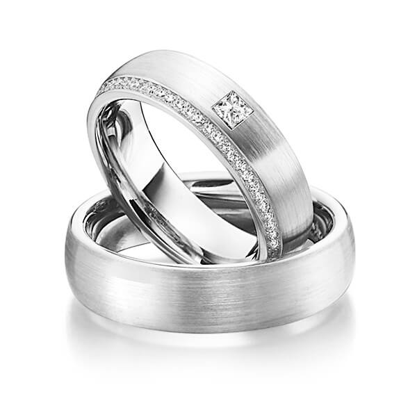 Set klassieke Memoire-trouwringen in witgoud 14 kt. volledig gezet met in totaal 0,41 ct. Briljant & Princess-Diamant tw/si van Steinberg