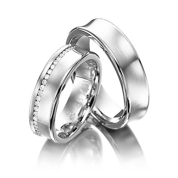 Set klassieke Memoire-trouwringen in witgoud 14 kt. volledig gezet met in totaal 0,4 ct. Briljant tw/si van Steinberg