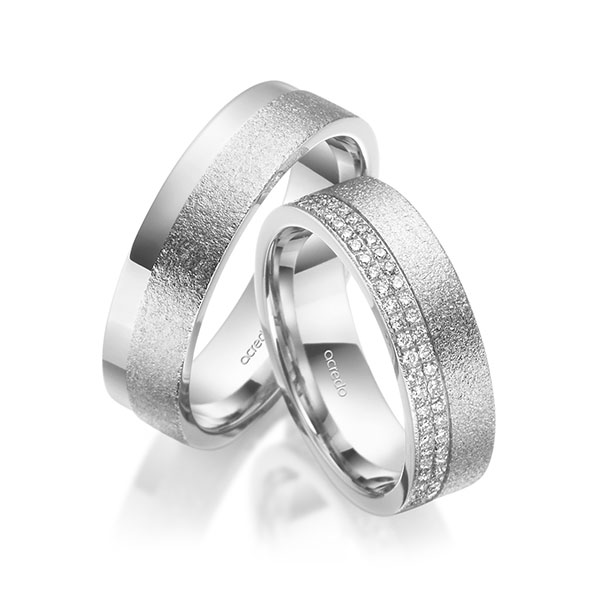 Set klassieke Memoire-trouwringen in witgoud 14 kt. volledig gezet met in totaal 0,55 ct. Briljant tw/si van acredo