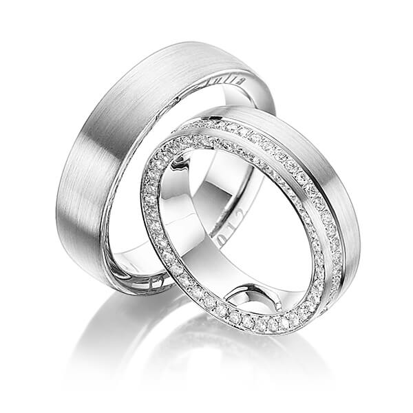Set klassieke Memoire-trouwringen in witgoud 14 kt. volledig gezet met in totaal 0,9 ct. Briljant tw/si van Steinberg