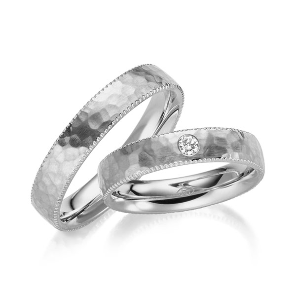 Set Klassieke trouwringen in 600 Platinahoudend metaal (60%) , hamerslag met in totaal 0,06 ct. Briljant tw/si 