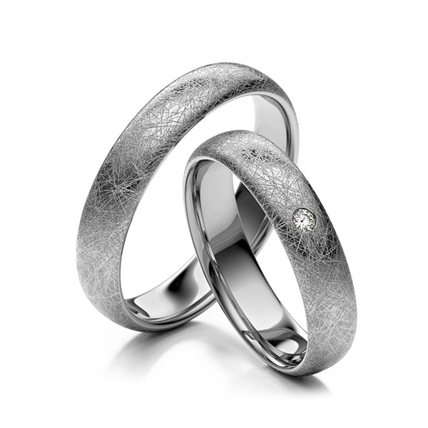 Set Klassieke trouwringen in 600 Platinahoudend metaal (60%) met in totaal 0,02 ct. Briljant tw/si 