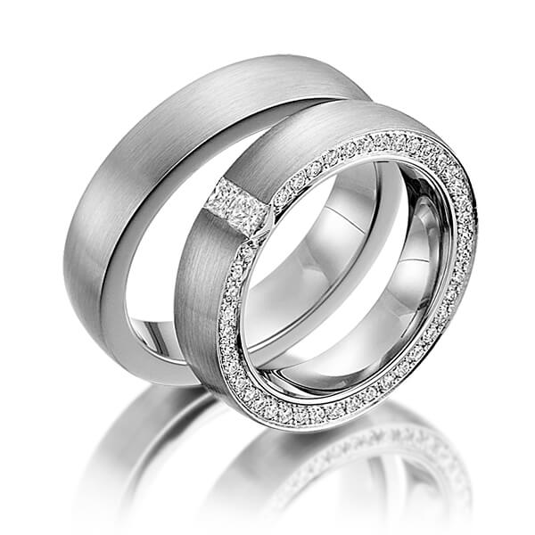 Set klassieke trouwringen in 600 Platinahoudend metaal (60%) met in totaal 0,65 ct. Princess-Diamant & Briljant tw/si van Steinberg - Q-1147-1 Set klassieke trouwringen in 600 Platinahoudend metaal (60%) met in totaal 0,65 ct. Princess-Diamant & Briljant tw/si van Steinberg - Q-1147-1