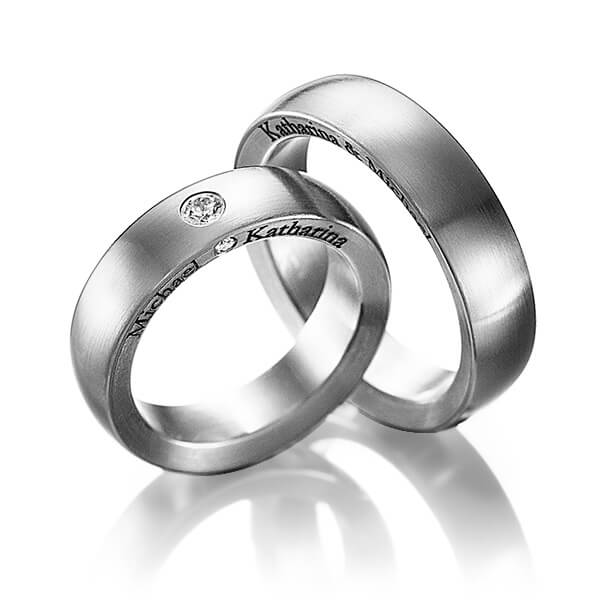 Set klassieke trouwringen in buiten dark grey gold 14 kt. , binnen dark grey gold 14 kt. met in totaal 0,11 ct. Briljant tw/si van Steinberg