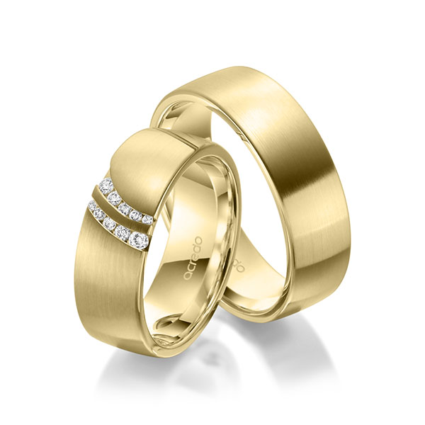 Set klassieke trouwringen in buiten geelgoud 14 kt. , binnen geelgoud 14 kt. met in totaal 0,116 ct. Briljant tw/si van acredo