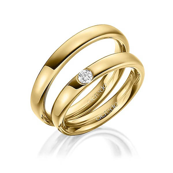 Set klassieke trouwringen in buiten geelgoud 14 kt. , binnen geelgoud 14 kt. met in totaal 0,12 ct. Briljant tw/si van acredo