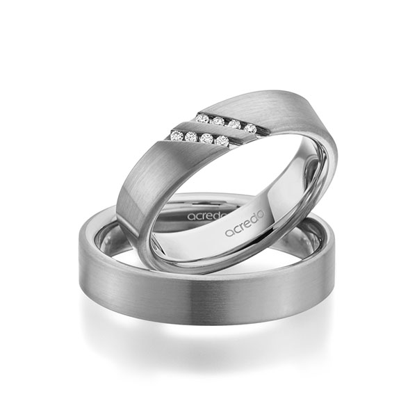 Set klassieke trouwringen in buiten grijsgoud 14 kt. , binnen grijsgoud 14 kt. met in totaal 0,064 ct. Briljant tw/si van acredo