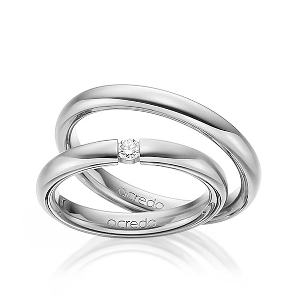 Set klassieke trouwringen in buiten grijsgoud 14 kt. , binnen grijsgoud 14 kt. met in totaal 0,08 ct. Briljant tw/si van acredo