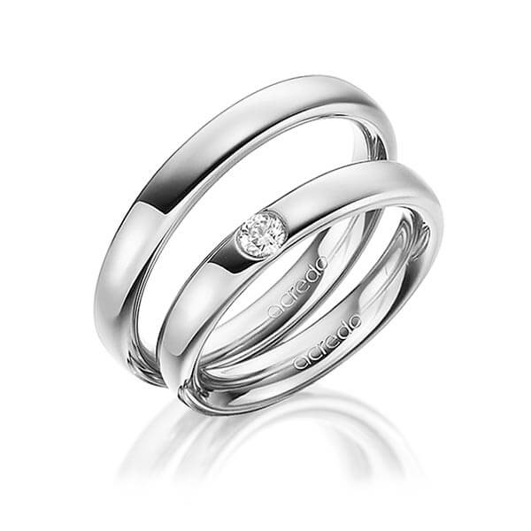 Set klassieke trouwringen in buiten grijsgoud 14 kt. , binnen grijsgoud 14 kt. met in totaal 0,12 ct. Briljant tw/si van acredo