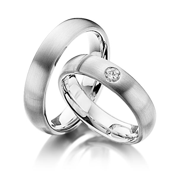Set klassieke trouwringen in buiten grijsgoud 14 kt. , binnen grijsgoud 14 kt. met in totaal 0,17 ct. Briljant tw/si van Steinberg