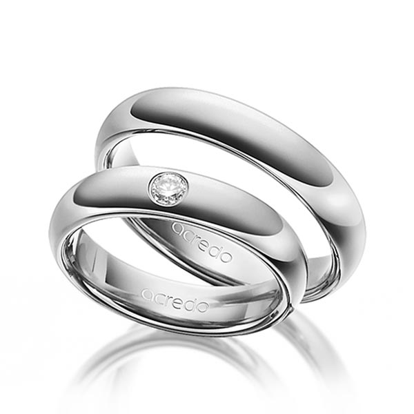 Set klassieke trouwringen in buiten grijsgoud 14 kt. , binnen grijsgoud 14 kt. met in totaal 0,1 ct. Briljant tw/si van acredo