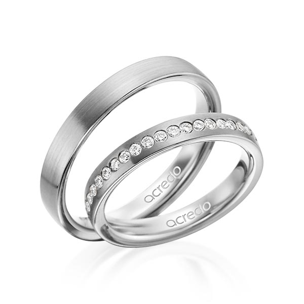 Set klassieke trouwringen in buiten grijsgoud 14 kt. , binnen grijsgoud 14 kt. met in totaal 0,225 ct. Briljant tw/si van acredo