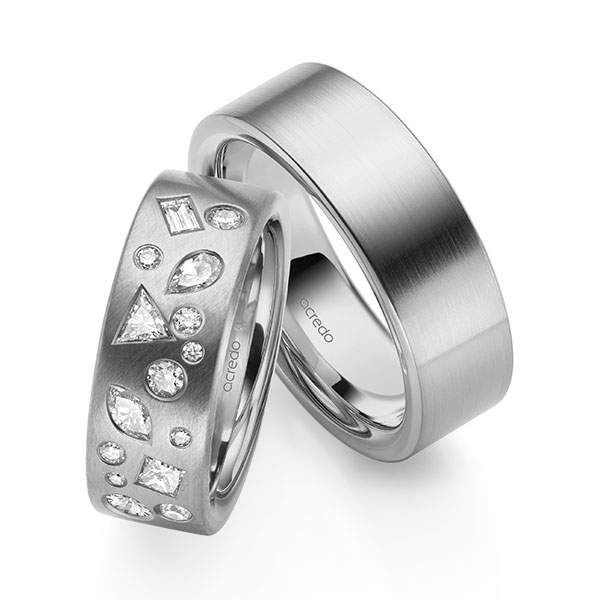 Set klassieke trouwringen in buiten grijsgoud 14 kt. , binnen grijsgoud 14 kt. met in totaal 0,9 ct. Princess-Diamant & Baguette-Diamant & Briljant tw/si tw,vs van acredo