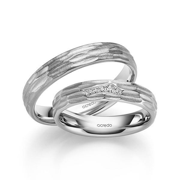 Set klassieke trouwringen in buiten witgoud 14 kt. , binnen witgoud 14 kt. met in totaal 0,043 ct. Briljant tw/si van acredo