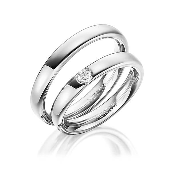 Set klassieke trouwringen in buiten witgoud 14 kt. , binnen witgoud 14 kt. met in totaal 0,12 ct. Briljant tw/si van acredo