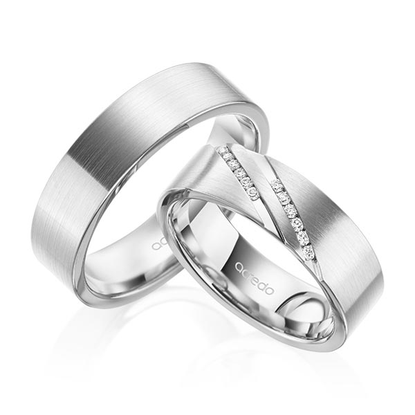 Set klassieke trouwringen in buiten witgoud 14 kt. , binnen witgoud 14 kt. met in totaal 0,12 ct. Briljant tw/si van acredo