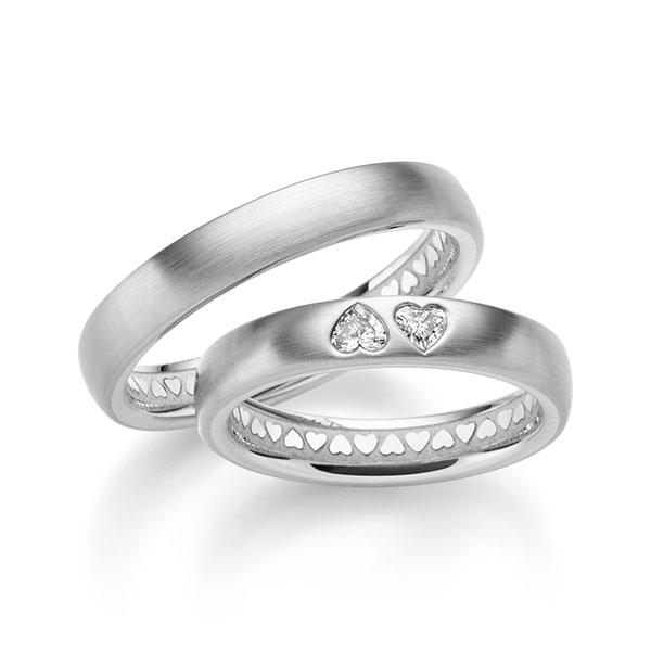 Set klassieke trouwringen in buiten witgoud 14 kt. , binnen witgoud 14 kt. met in totaal 0,16 ct. Hart-Diamant tw,vs van acredo