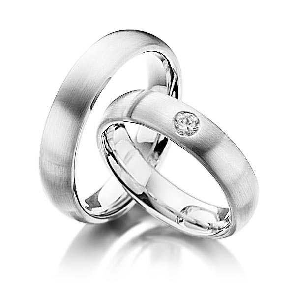 Set klassieke trouwringen in buiten witgoud 14 kt. , binnen witgoud 14 kt. met in totaal 0,17 ct. Briljant tw/si van Steinberg