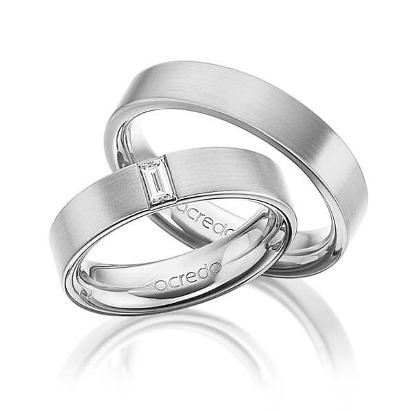 Set klassieke trouwringen in buiten witgoud 14 kt. , binnen witgoud 14 kt. met in totaal 0,2 ct. Baguette-Diamant tw,vs van acredo