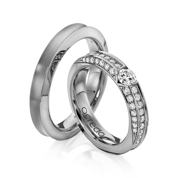 Set klassieke trouwringen in dark grey gold 14 kt. met 0,3 ct. + in totaal 0,902 ct. Briljant tw/si van acredo