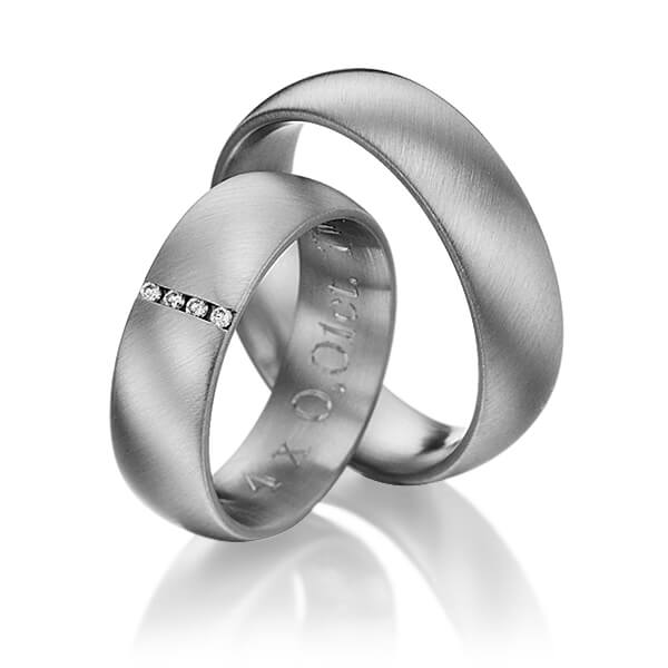 Set klassieke trouwringen in dark grey gold 14 kt. met in totaal 0,04 ct. Briljant tw/si van Steinberg