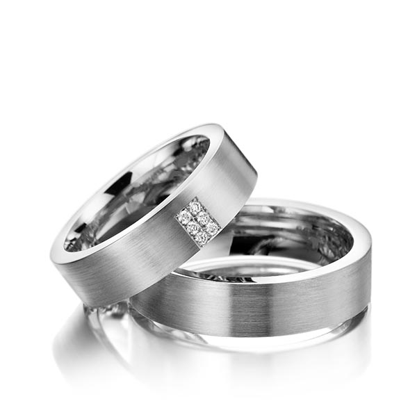Set klassieke trouwringen in dark grey gold 14 kt. met in totaal 0,06 ct. Briljant tw/si van Steinberg
