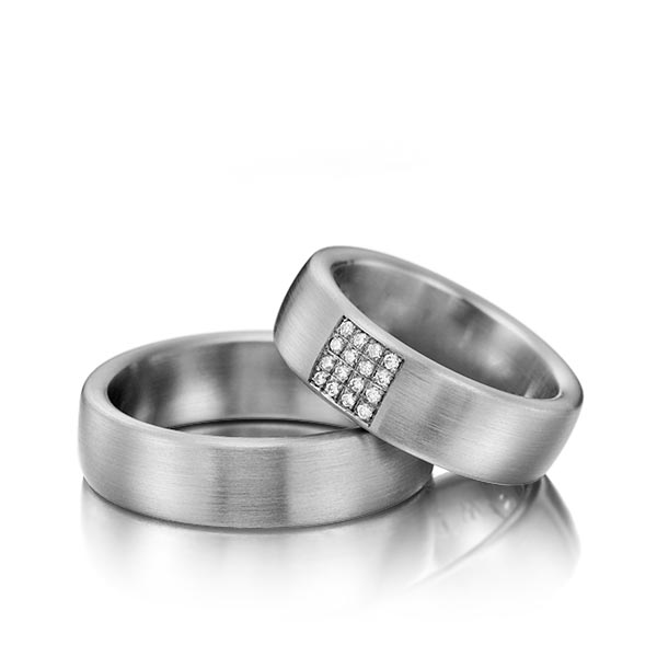 Set klassieke trouwringen in dark grey gold 14 kt. met in totaal 0,128 ct. Briljant tw/si van Steinberg - Q-1201-6 Set klassieke trouwringen in dark grey gold 14 kt. met in totaal 0,128 ct. Briljant tw/si van Steinberg - Q-1201-6