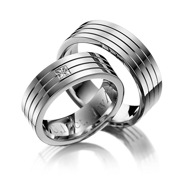 Set Klassieke trouwringen in dark grey gold 14 kt. met in totaal 0,12 ct. Princess-Diamant tw/si van Eternal Touch - Y-1151-3 Set Klassieke trouwringen in dark grey gold 14 kt. met in totaal 0,12 ct. Princess-Diamant tw/si van Eternal Touch - Y-1151-3
