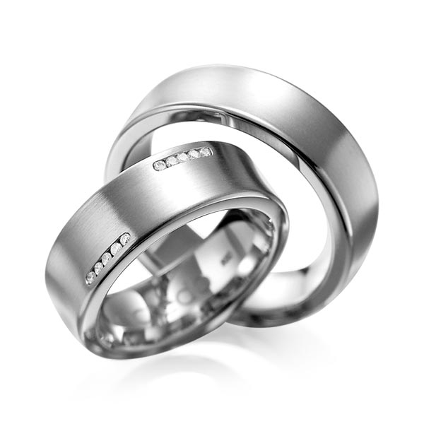 Set klassieke trouwringen in dark grey gold 14 kt. met in totaal 0,15 ct. Briljant tw/si van acredo