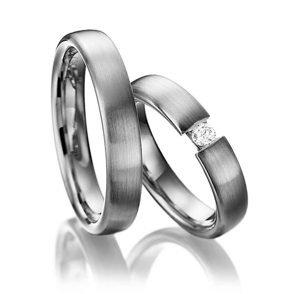 Set klassieke trouwringen in dark grey gold 14 kt. met in totaal 0,1 ct. Briljant tw/si van Steinberg