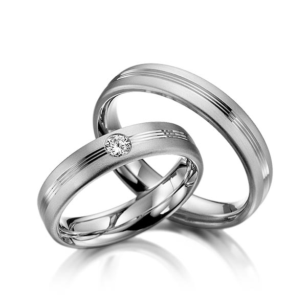 Set Klassieke trouwringen in dark grey gold 14 kt. met in totaal 0,1 ct. Briljant tw/si van Steinberg
