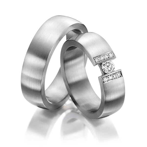Set klassieke trouwringen in dark grey gold 14 kt. met in totaal 0,25 ct. Briljant tw/si van Steinberg