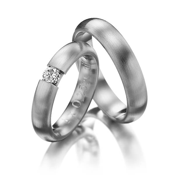 Set klassieke trouwringen in dark grey gold 14 kt. met in totaal 0,25 ct. Briljant tw/si van Steinberg