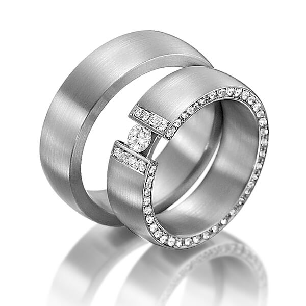 Set klassieke trouwringen in dark grey gold 14 kt. met in totaal 0,63 ct. Briljant tw/si van Steinberg