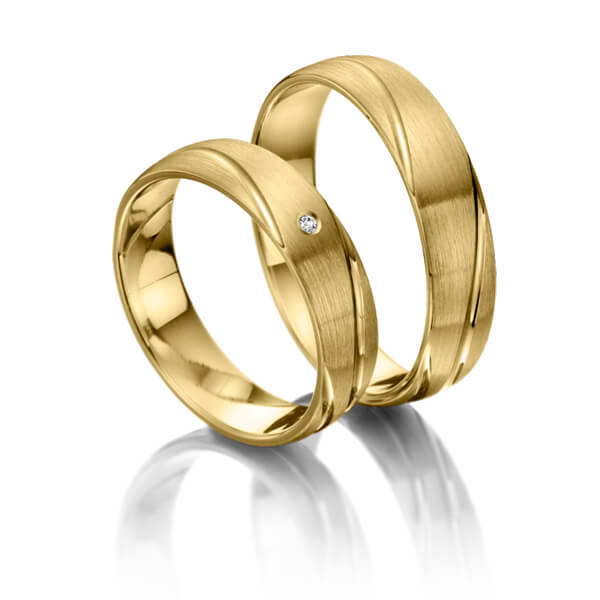 Set klassieke trouwringen in geel 8 kt. goudhoudend metaal (33,3%) met in totaal 0,02 ct. Briljant tw/si 
