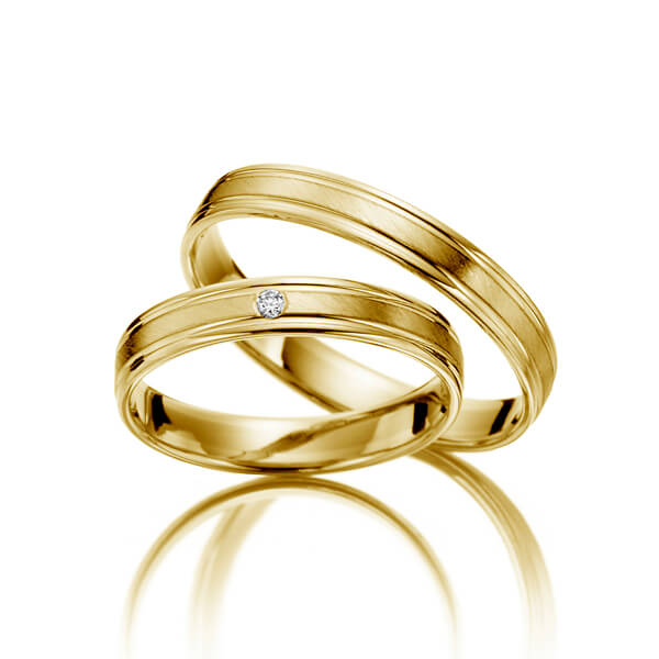 Set Klassieke trouwringen in geel 9 kt. goudhoudend metaal (37,5%) met in totaal 0,02 ct. Briljant tw/si 