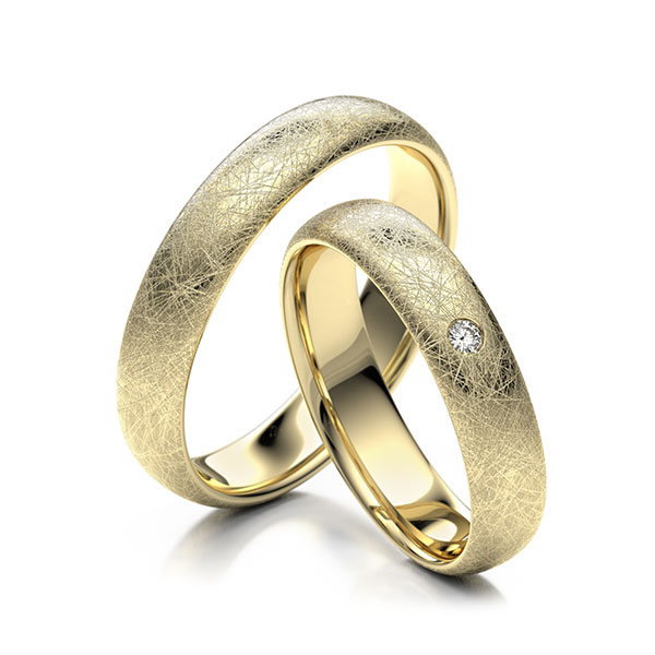 Set Klassieke trouwringen in geel 9 kt. goudhoudend metaal (37,5%) met in totaal 0,02 ct. Briljant tw/si 