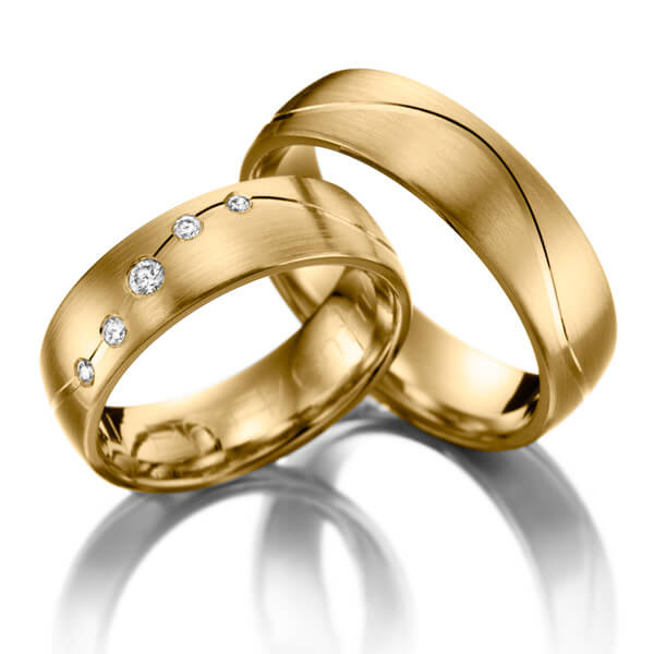 Set Klassieke trouwringen in geel 9 kt. goudhoudend metaal (37,5%) met in totaal 0,1 ct. Briljant tw/si 