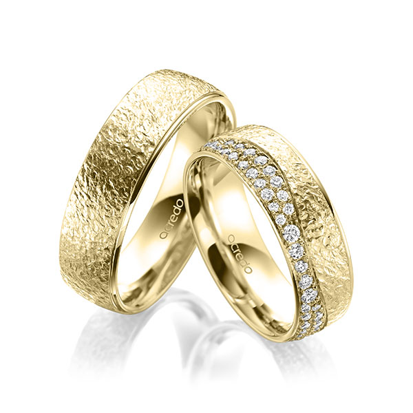 Set Klassieke trouwringen in geelgoud 14 kt. crushed, met in totaal 0,693 ct. Briljant tw/si van acredo